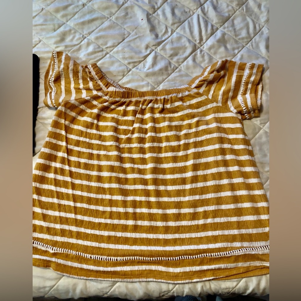 Cute detail on the yellow and white top